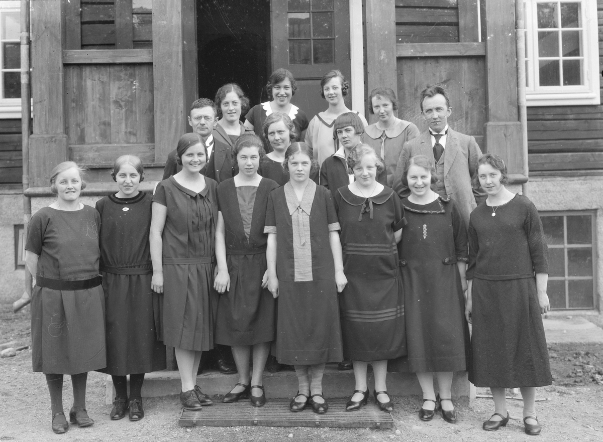 Ringebu, Gudbrandsdal fylkesskule. Jentekurs. 14 jenter og en mann.