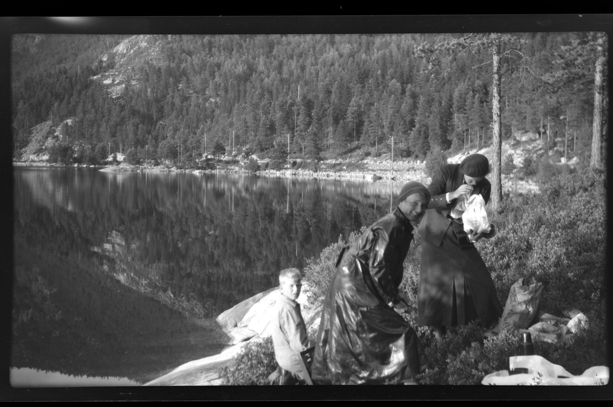 Piknick med Rolf Sundt jr., Lillemor Nickelsen og Lise Skabo ved Byglandsfjord.