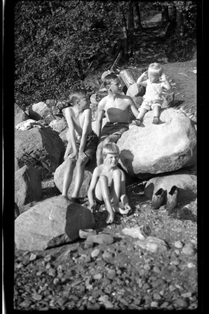 Fire gutter på stranden ved Flaskebekk på Nesodden. Fra venstre, Einar Aubert Hansen og brødrene Rolf Jr., Julius og Lars Peter Sundt. Fotografert 1931.