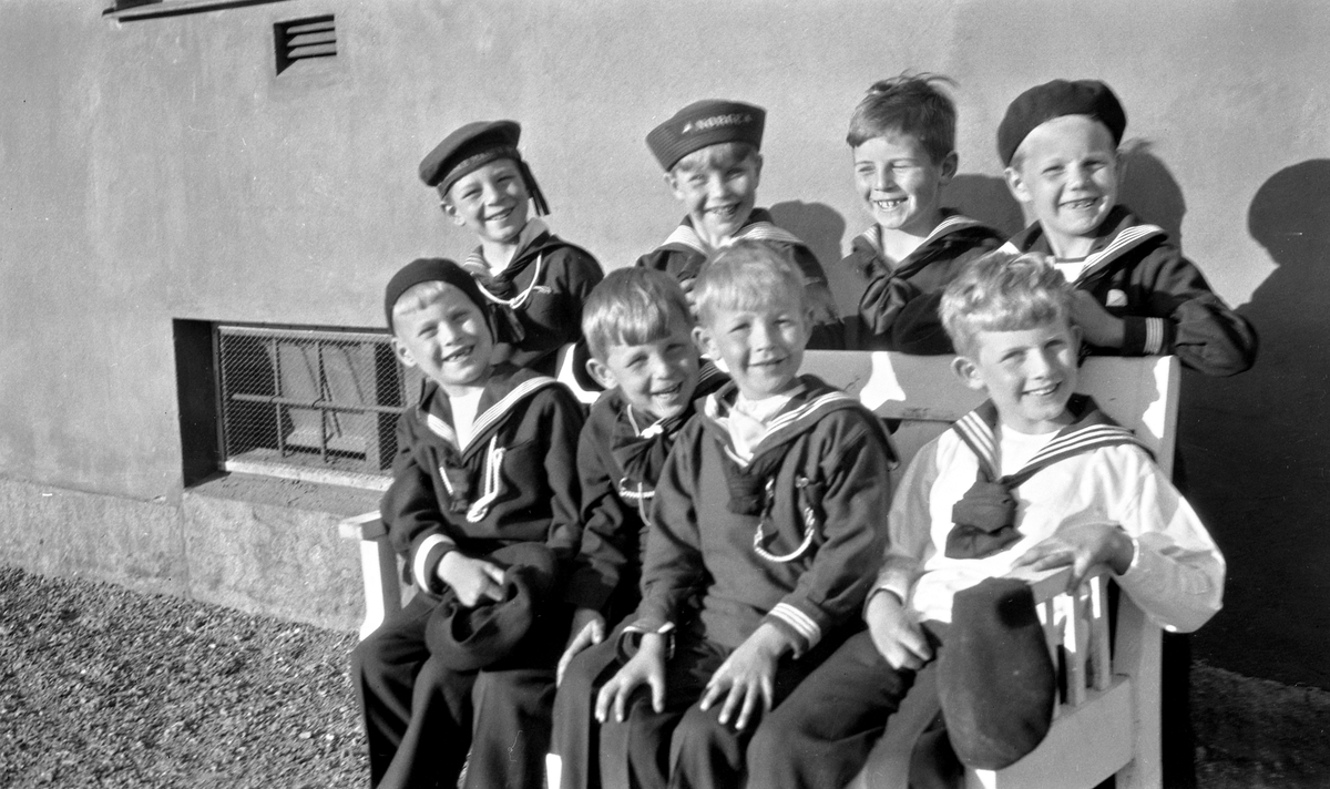 Anders Østbye, Tage Munthe-Kaas,  Herman Kragh, John Lund, Gulbrandsen,  Otto Grieg Tidemand, Stig Borthen og Rolf Sundt jr.  står sammen i Heftye terrassen på 7-årsdagen til Rolf Sundt jr. 24.  juni 1928.