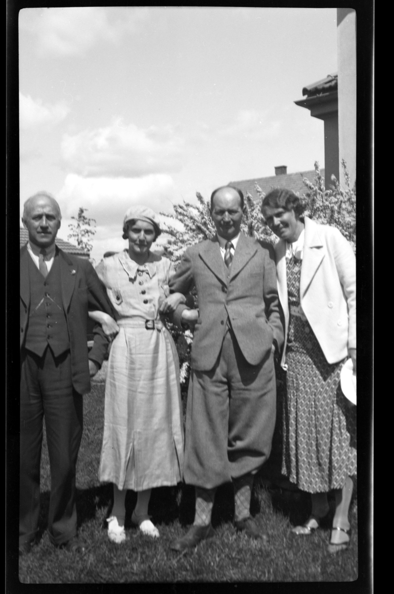 Ekteparet Rolf sr, og Hilda Sundt står til venstre for ekteparet Einar og Betsy (søster av Hilda) Hansen på Herøya. Fotografert 1936.