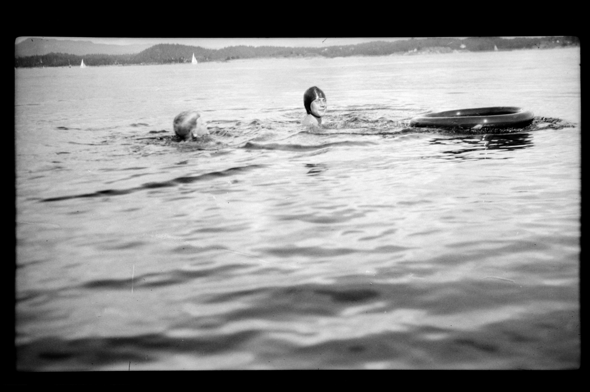 Brødrene Rolf jr. og Julius Sundt bader på Konglungen. Fotografert 1930.