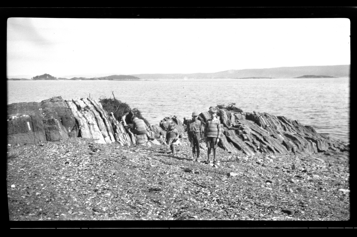 Arne Bekkevar og Rolf Sundt jr. står sammen med to ukjente barn på Konglungen. Fotografert 1930.