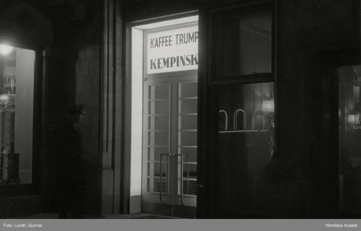 Charlottenburg, Berlin. Entré med texten "Kaffee Trumpf Kempinski".