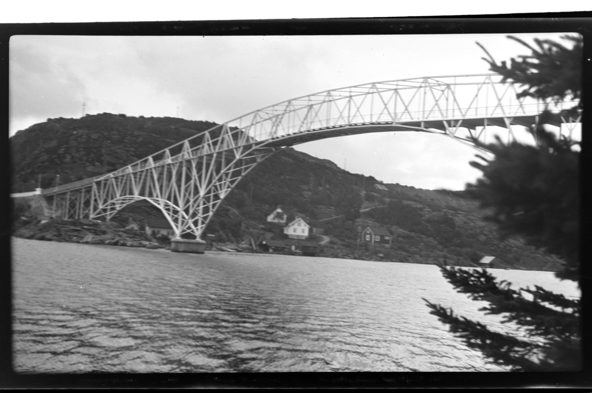 Nordsundbroen sett fra litt nordvest for fergeleiet på Farø. Fotografert ca. 1930.