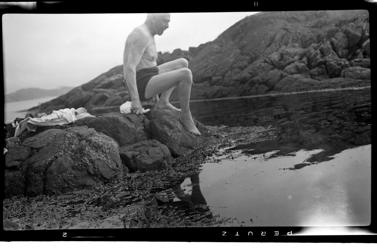 Rolf Sundt sr. ta morgenbadet på Holmen, Loshavn. Fotografert 1953.