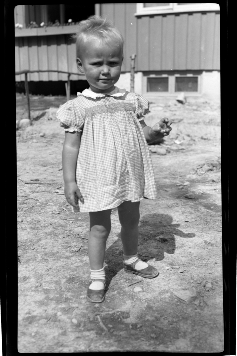 Kirsten Sundt foran hjemmet i Holmengrenda i Oslo. Fotografert 1949.