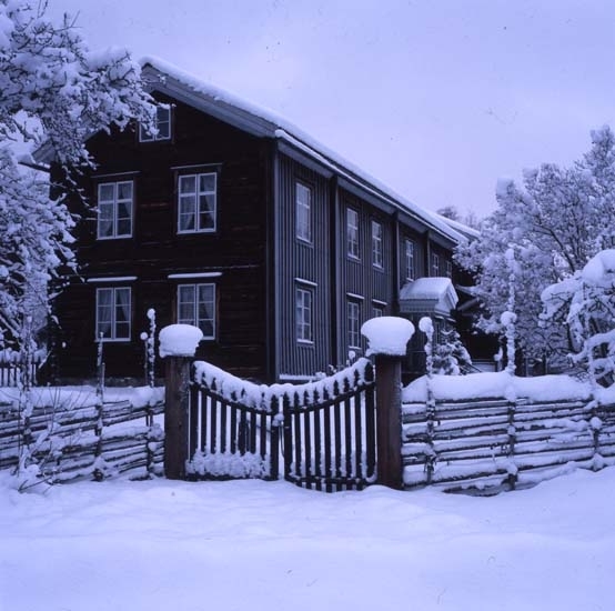 Västerby hembygdsby i Rengsjö, med grinden i snö, 15 januari 1999.