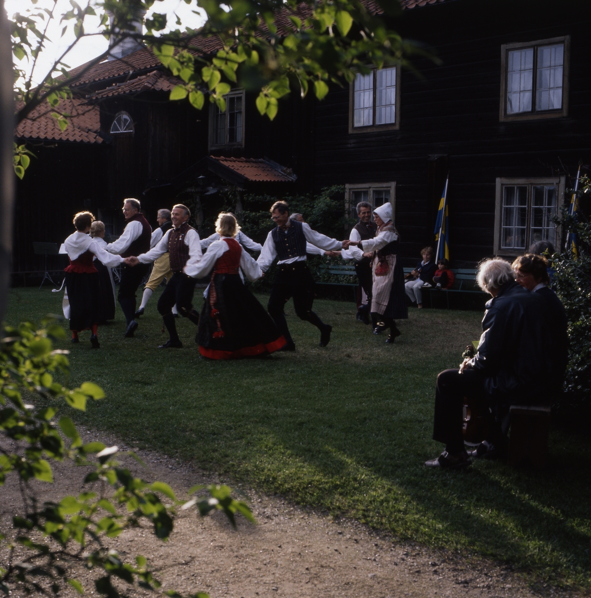 Nationaldagen i Bollnäs 6 juni 1999. Uppträdande av folkdansare vid Kämpens hembygdsgård.