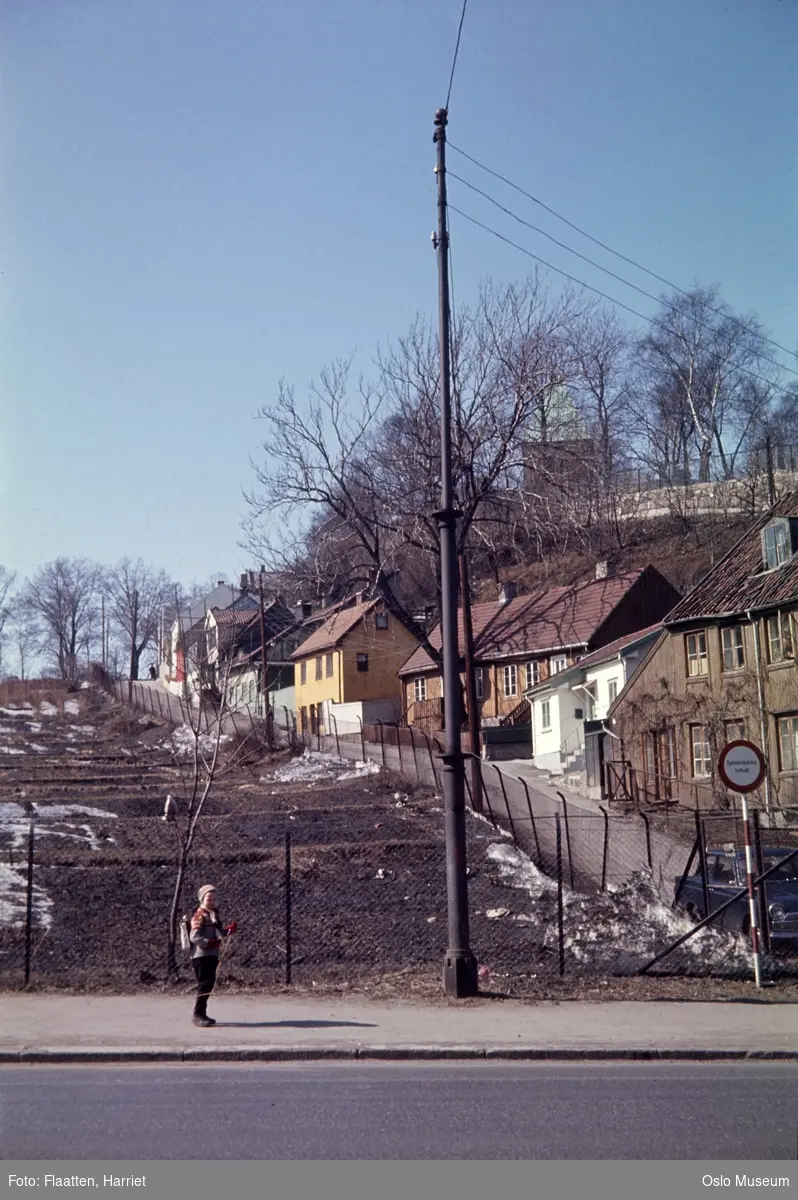 vei, bakke, trehusbebyggelse, gjerde, parsellhager, barn, bil, snøflekker, Gamle Aker kirke