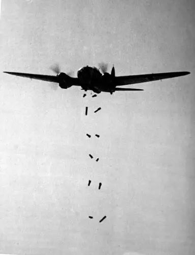 Et militært fly slipper ut bomber. Man ser flere bomber falle.