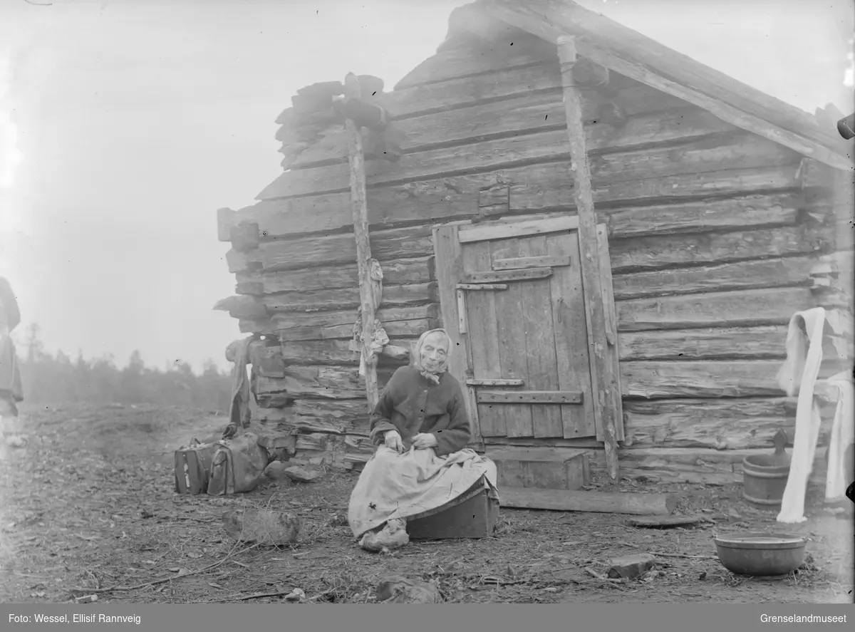 Kvensk kone ved Nautsjokki, Pasvik. "Laiti-mor" Kristine Ärillä regnes som stammor til omtrent hele den kvenske befolkningen i Pasvik.