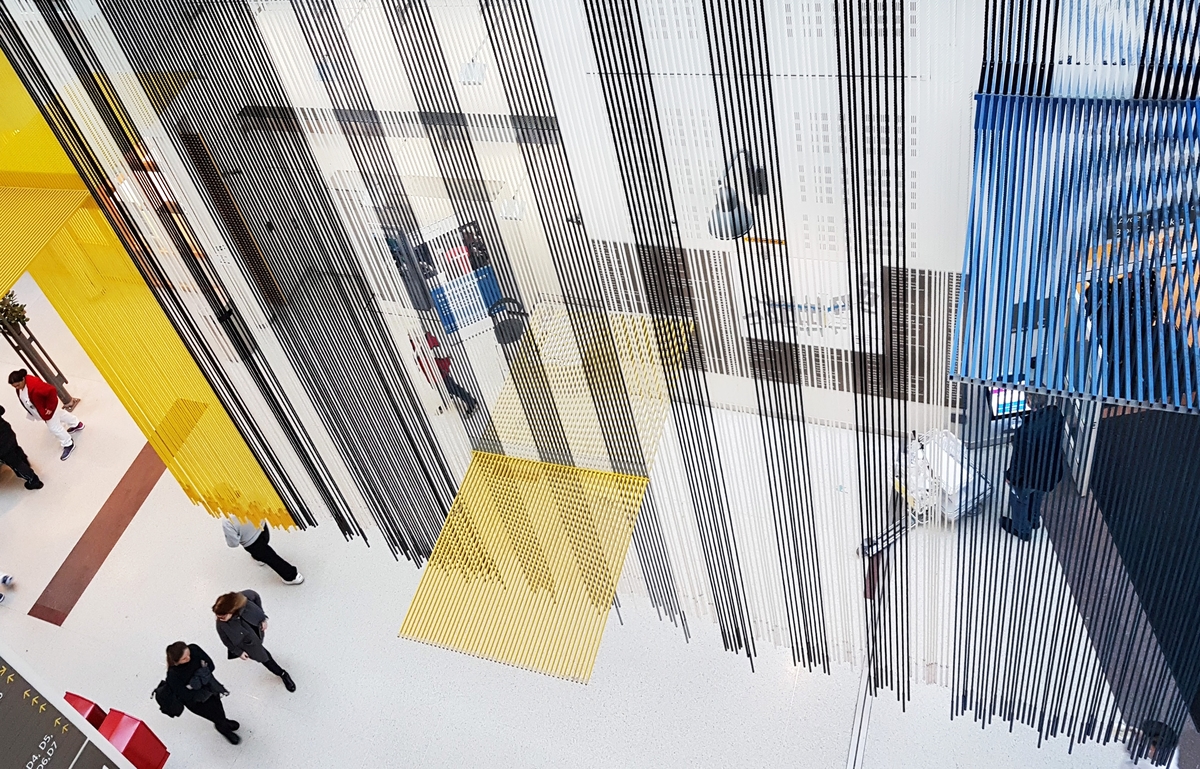 Vestibylen er det sentrale møtestedet og knutepunktet i sykehuset. Her mottas pasienter og besøkende, og ledes videre inn i sykehusets overordnede trafikksystem med glassoverdekte gater, plasser og torg. Et blikkfang i vestibylen er Gunvaldsens store, transparente tekstilarbeid "Balanse" som henger ned fra taket. Teppet er en aktiv aksent i rommet, det er i harmoni med arkitekturen, og det har spennende skiftninger i form og fargespill- alt etter hvilket utsiktspunkt betrakteren har. Verket er synlig fra lang avstand både fra sør og nord i glassgaten, og fungerer slik også som et kunstnerisk "skilt" og en markering av vestibyleområdet.