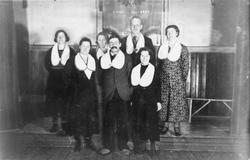 Gruppebilde av kvinner og menn, sannsynligvis foreningsmedle