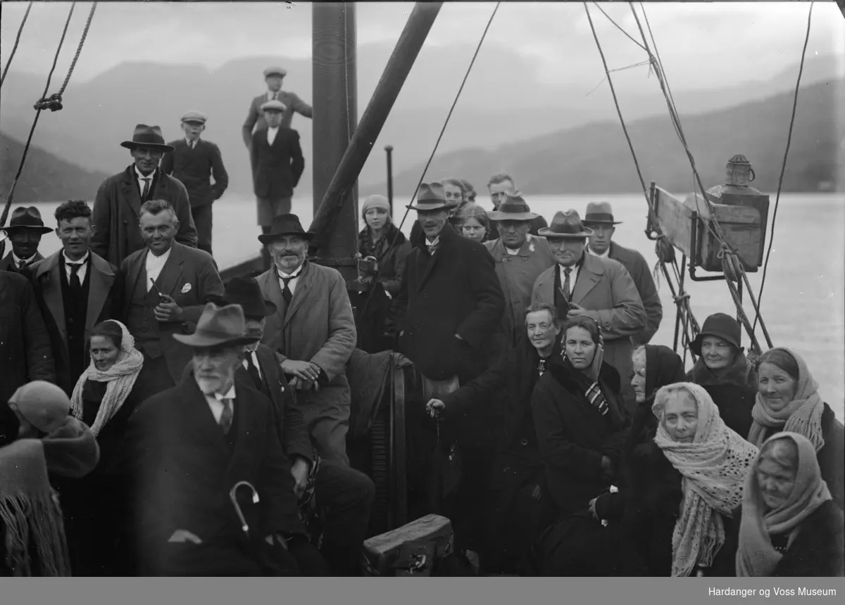 Ulvikjer på veg til landsutstilling i Bergen, med S/K Vallevik, sumaren 1928. Kunstmålaren Lars Osa og hagebruksskulestyrar K.K. Hjeltnes til venstre i biletet. (Kilde: Engelstad, E. V. 2012. Fjorden var vegen
fotopioneren Anders Paulsson Wallevik s. 137).