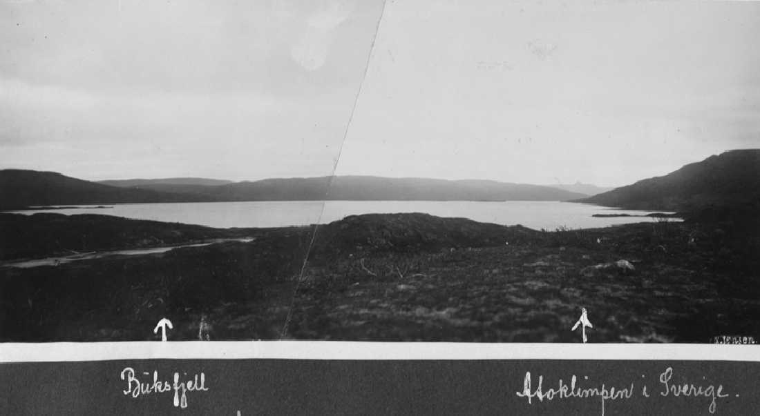 Krutvatn sett mot nordøst. T.v. Buksfjell t.h. Atoklimpen (Sverige). Krutådalsveien-Statens Vegvesen