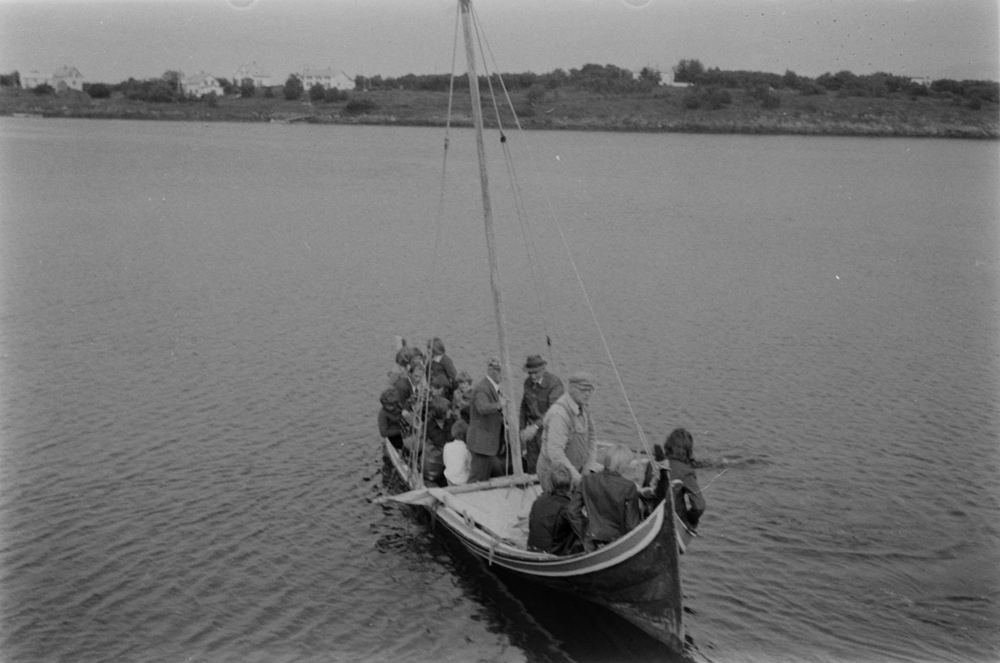 Herøydagen. Personer i Nordlandsbåt. Firroing.