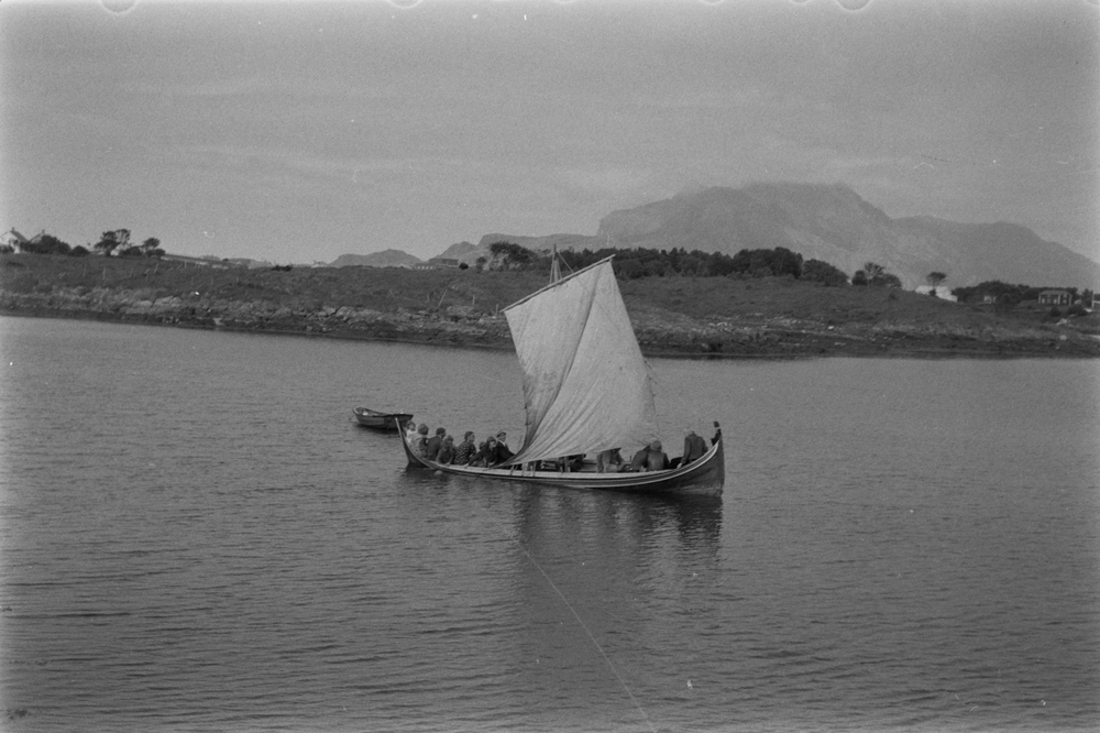 Herøydagen. Personer i Nordlandsbåt. Firroing. Råseilet oppe.