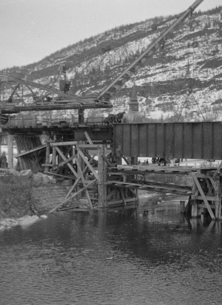 Reparasjon av Jernbanebrua/Jernbaneovergangen over Skjerva etter krigen. Stilas, krane.