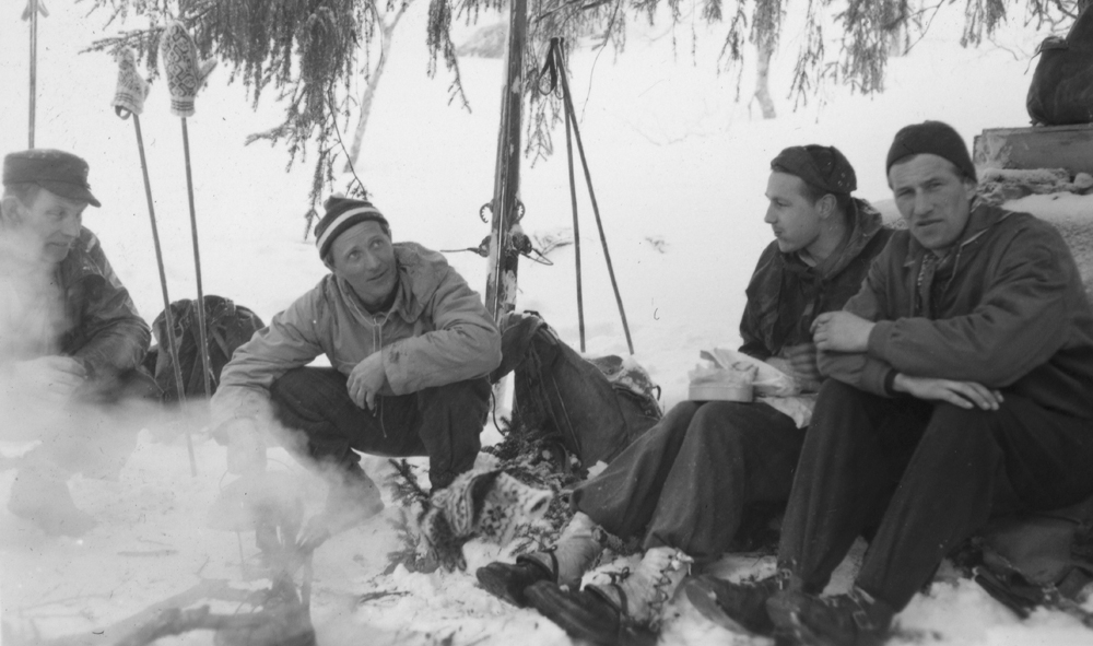 Menn som har kaffepause/matpause og bål i Øydalen.