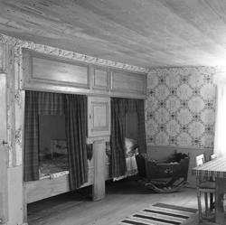 Vardagsstuga där väggarna är täckta av schablonmålningar, Jä