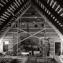 Altartavlan byggs i Brukskyrkan vid Köpmanholmen, 17 augusti