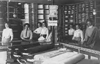 Manufakturavdelningen i Axel Karlssons klädaffär på Storgatan 39 i Linköping. Året är 1906.