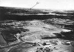 F6 Karlsborg 1943. Haveri på mossen Södra Mellången utanför Askersund vid nödlandning pga dimma. Planet voltade och besättningen drunknade. Under försöket att rädda besättningen blev planet helt sönderslaget. Vid själva nödlandnigen hade inga större skador uppstått på planet. Cirkeln visar var flygplanet nödlandade. Albumet är en del av en donation från Karl-Axel Hansson, Karlsborg. Förteckning över hela donationen finns i albumet samt som Word-dokument.