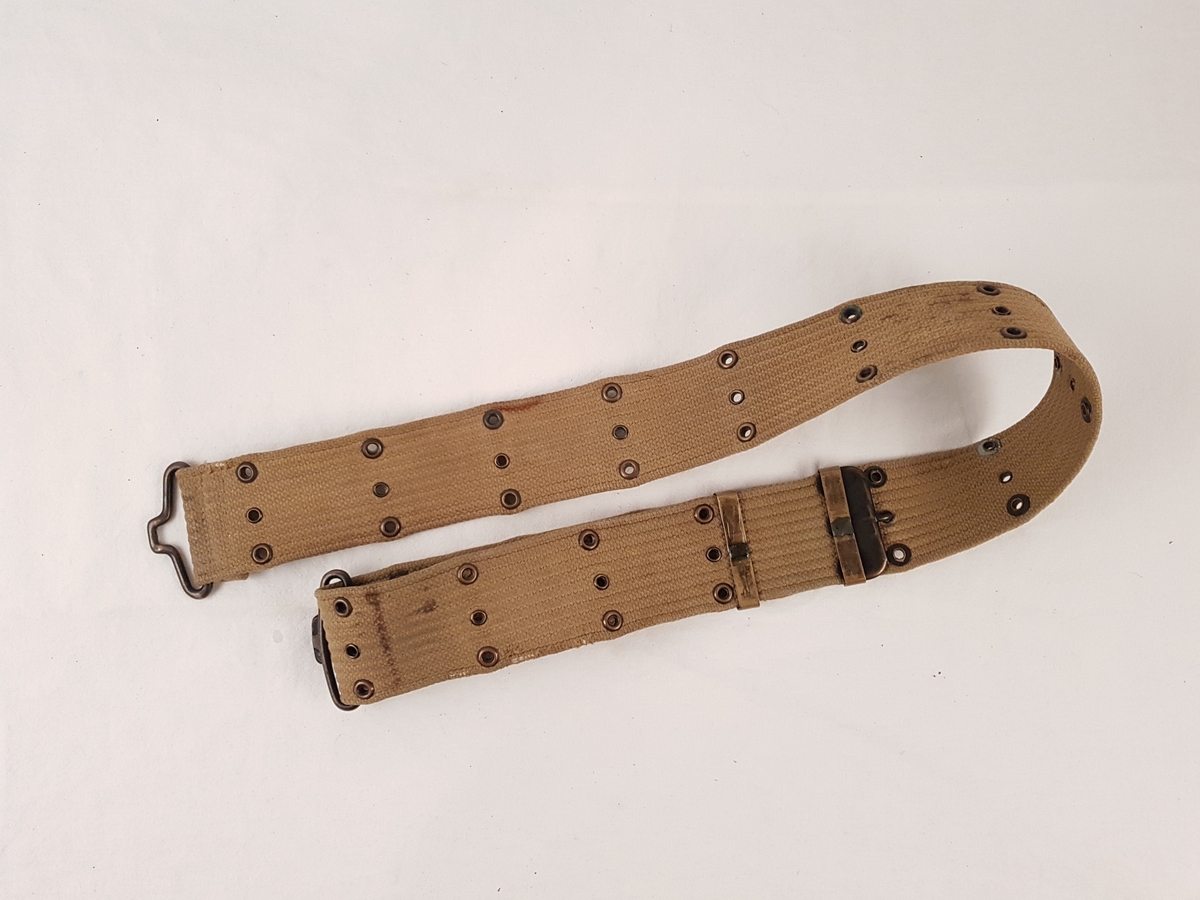 Uniformen består av jakke, bukse, beret, skjorte, slips, armbind, belte, gamasjer og støvler.