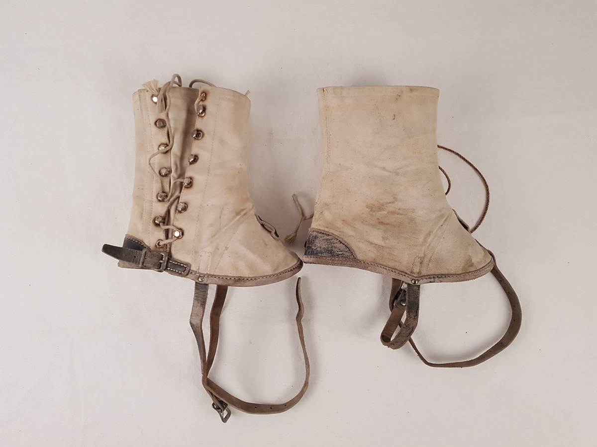 Uniformen består av jakke, bukse, beret, skjorte, slips, armbind, belte, gamasjer og støvler.