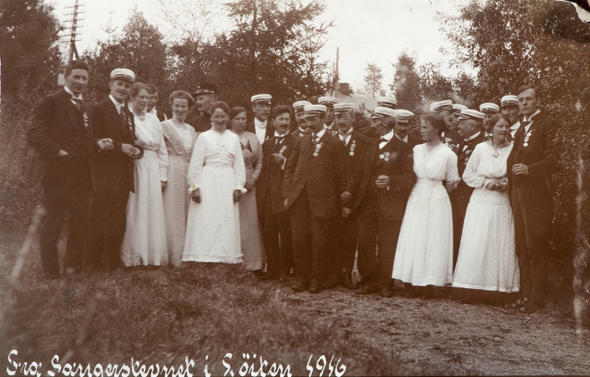 Gruppe 25, røykepause, fra Sangerstevnet, Løten, 1916. Løiten sangforening.