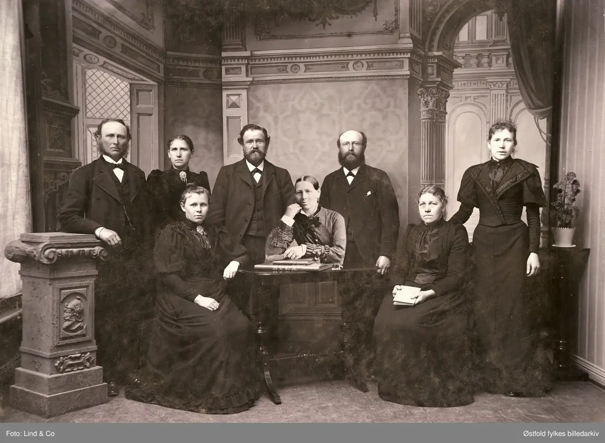 Gruppeportrett av familien Been (Behn), Edvin Marinius Been (Behn) (oldefar til eier, gift med Alette Kristine Saastad f. 1851) og hans søsken og mor Anne Marie Been (født Larsdatter) sittende midt i bildet (klippet inn, antageligvis død på tidspunktet bildet ble tatt) , i atelier ca. 1893-1900 i Moss.

Nr 3 bakerst fra venstre: 
Edvin Marinius Been (Behn)

I midten foran: 
Anne Marie Been (Larsdatter)

Antageligvis avbildede personer, barn til Anne Marie Larsdatter og Bernhard Been: 

Jeanette Mathilde Been (f. 1850, gift med Thorvald E. Iversen)
Johan Oluf Been (f. 1852, gift med Afhild Sofie Baltsen (Bråtengaten Moss))
Henrik Bernhard Been (f. 1857- 1901, gift med Nicoline Olsadatter f. 1857- 1936)
Aksel Been (f. 1860)
Valbør Helene Been (f. 1863, gift med Oluf Peter Gustavsen Dubourgh)
Alma Louise Been (f. 1865)
Inga Amalie Been (f. 1867)