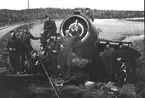 F6 Karlsborg 1944. Bärgning av B17 som buklandat i närheten av Hultsfred under mörkerflygning (inga personskador). Albumet är en del av en donation från Karl-Axel Hansson, Karlsborg. Förteckning över hela donationen finns i albumet samt som Word-dokument.