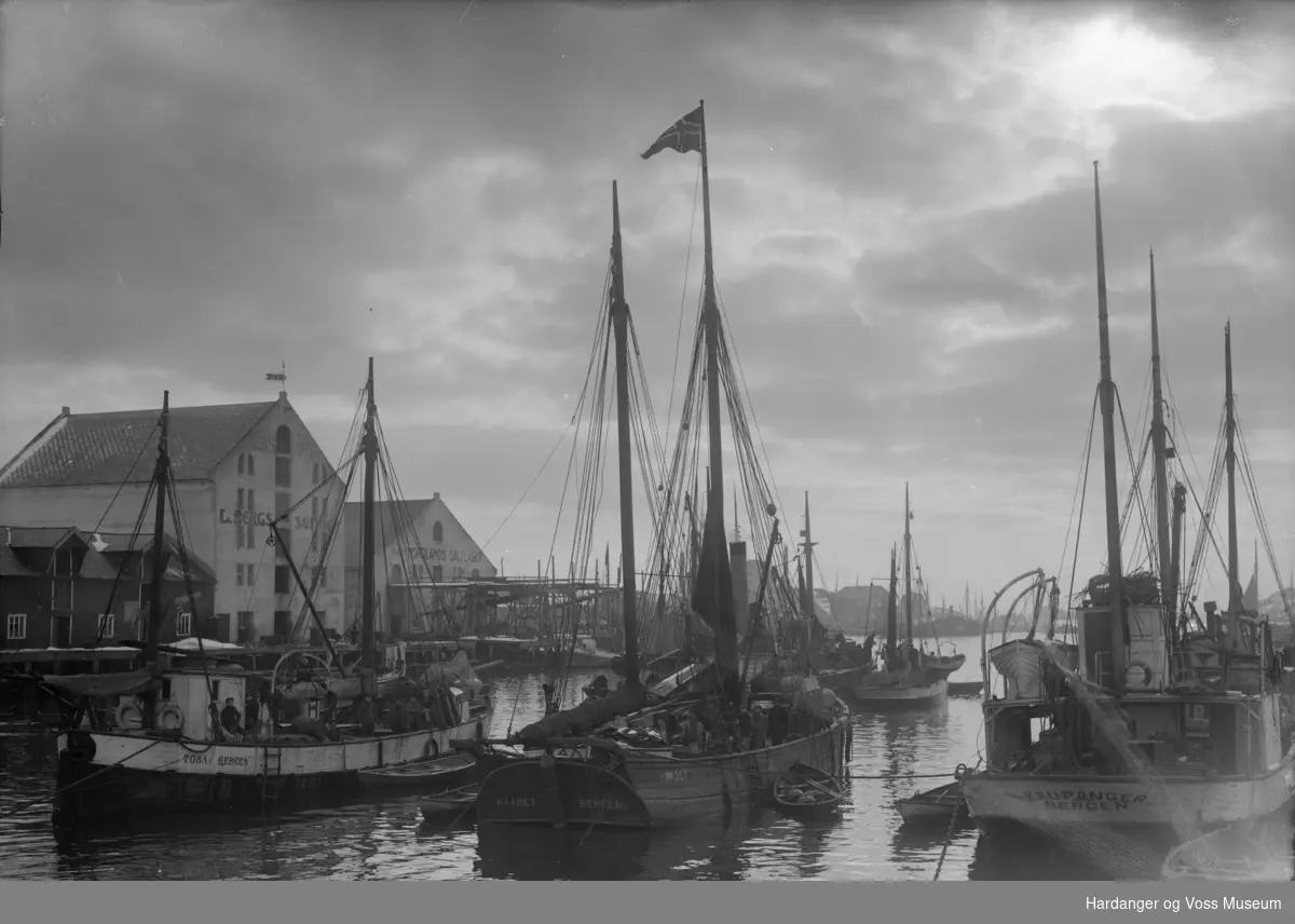 "Haabet" og andre båtar i Svolvær