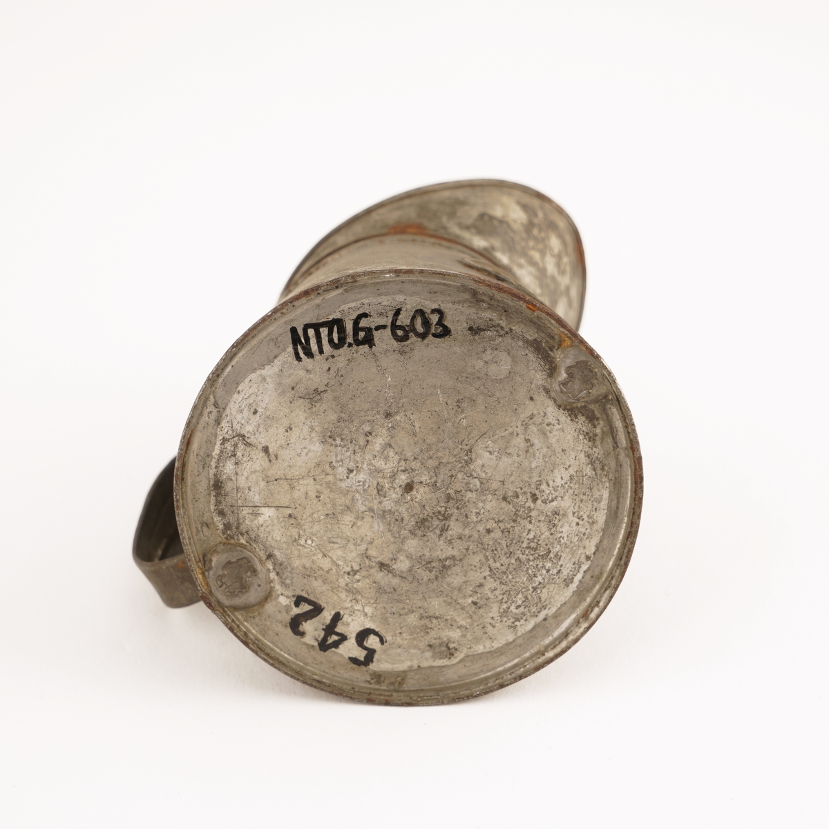 Hulmål av metall med hank og tut.