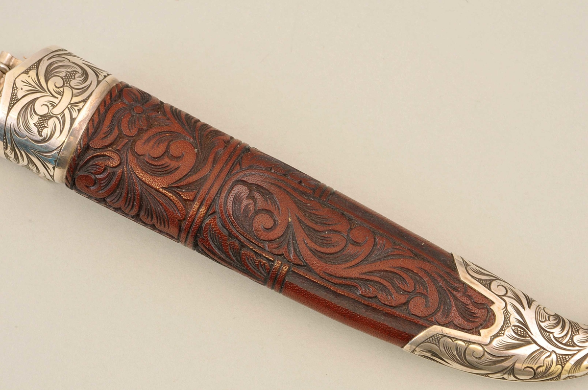 Sylvholka kniv og slire i brunt skinn.Gravera holkar og skoren slir