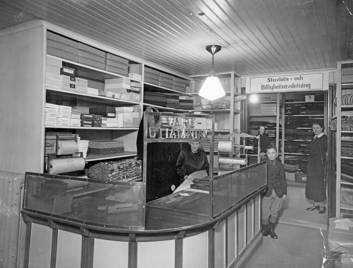 Interiör från Axel Karlssons manufakturaffär på Storgatan 39 i Linköping. Året är 1931.