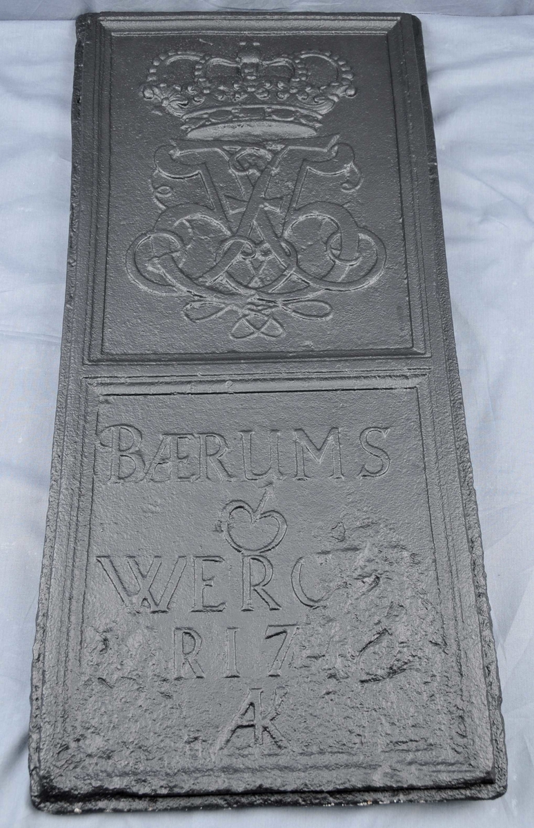 I sentrum sit ein konge med septer, til venstre ein engel med overflødighetshorn. Til høgre ein figur med vekt i eine handa og sverd i andre handa. Kongen sit i ei trone.