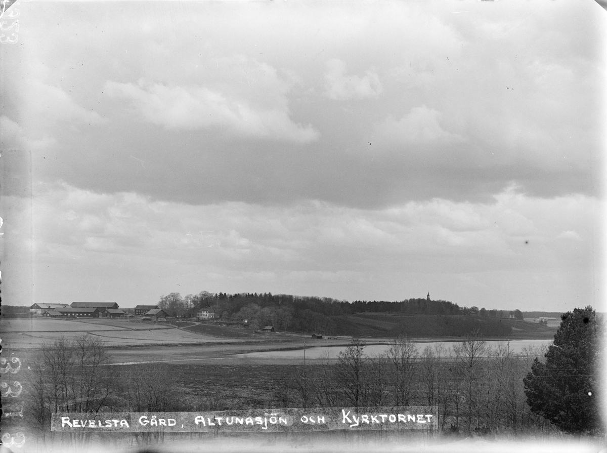 Vy över Revelsta gård, Altunasjön/Revelstasjön och Altuna kyrkas torn, Uppland 1923