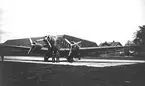 F6 Karlsborg 1944. SE-AFD Vikingaland disponerades av F6 den 1876-31/7 samt 8/9-30/9. Här utanför 1. Divisionens hangar.  Albumet är en del av en donation från Karl-Axel Hansson, Karlsborg. Förteckning över hela donationen finns i albumet samt som Word-dokument.