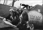 F6 Karlsborg 1944. B17-besättning. Från vänster: Flygsignalist Boman och flygförare Lundström. Albumet är en del av en donation från Karl-Axel Hansson, Karlsborg. Förteckning över hela donationen finns i albumet samt som Word-dokument.