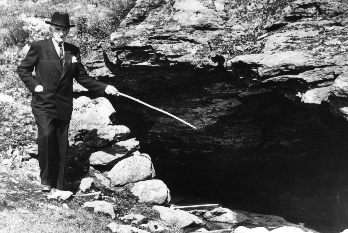Johan Falkberget ved en gammel gruveinngang.