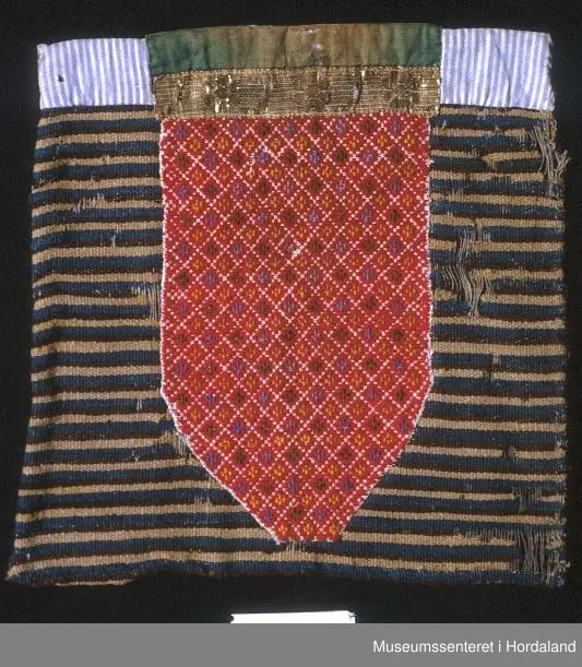 dragesaum i raudt med fargemønster, gullband.