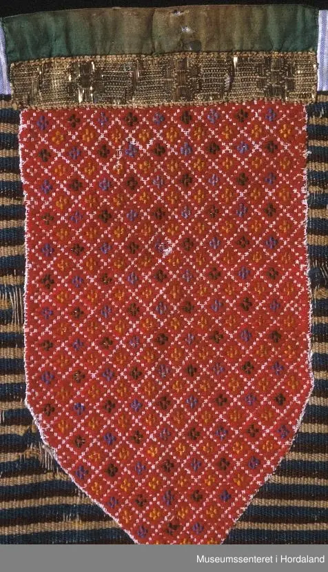 dragesaum i raudt med fargemønster, gullband.