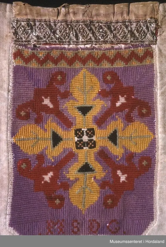 fargemønster, gul silkekvarde, sølvband