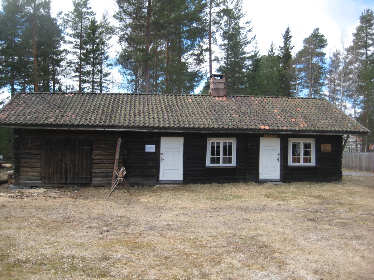 Bryggerhuset er i en etasje  og delt i tre: skåle, bryggehus og drengestue. Det er bakerovn i bryggehuset.