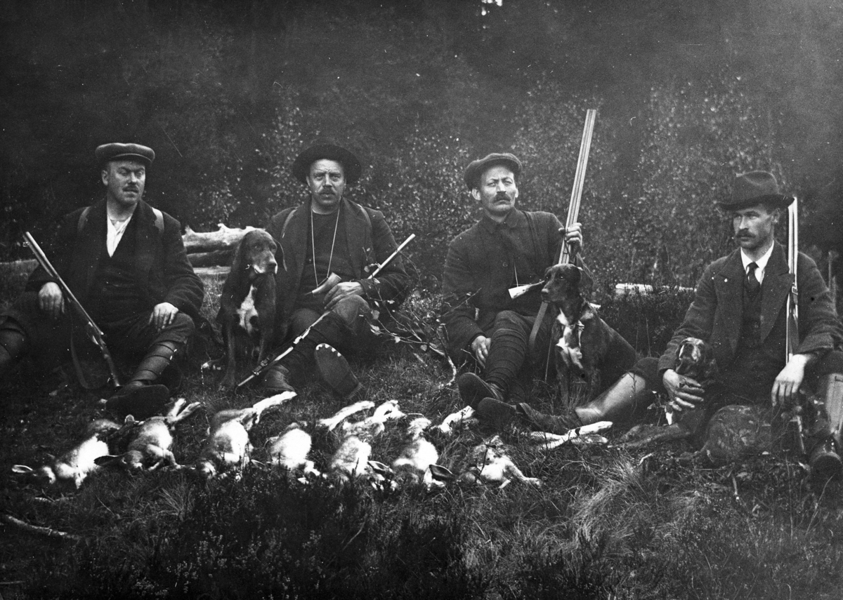Harejakt. F.v. Johs. Narud, Einar Heier, lærer Dybli og Aksel Bjølset.