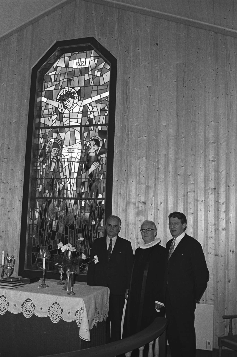 Prest Helberg og to menn i Andørja kirke.