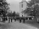 Stor folksamling vid avskedspredikan vid Vetlanda kyrka år 1905.