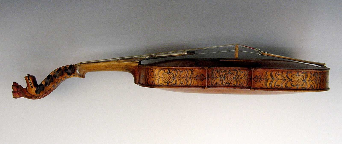 Hardingfele med skrin og boge.